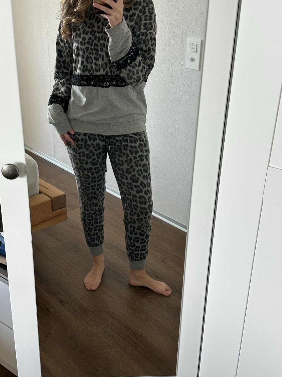 Kleiderpakete: Leoprint Jogginganzug ONE Size – Gebraucht aus Arbon von lua_sl9k 1