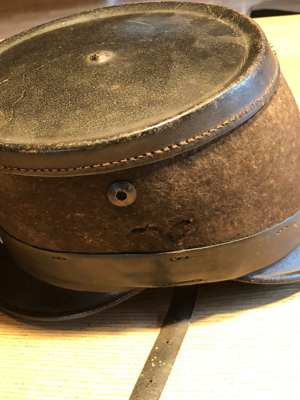 Abiti antichi: Antiker Helm +Leder/Stofftasche – Usato da Röschenz venduto da Tashroal 7