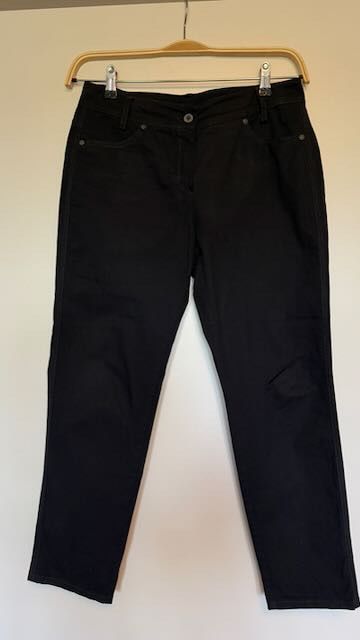 Jeans: Schwarze Jeans Gr. 37 – Gebraucht aus Winterthur von ing_pd8f