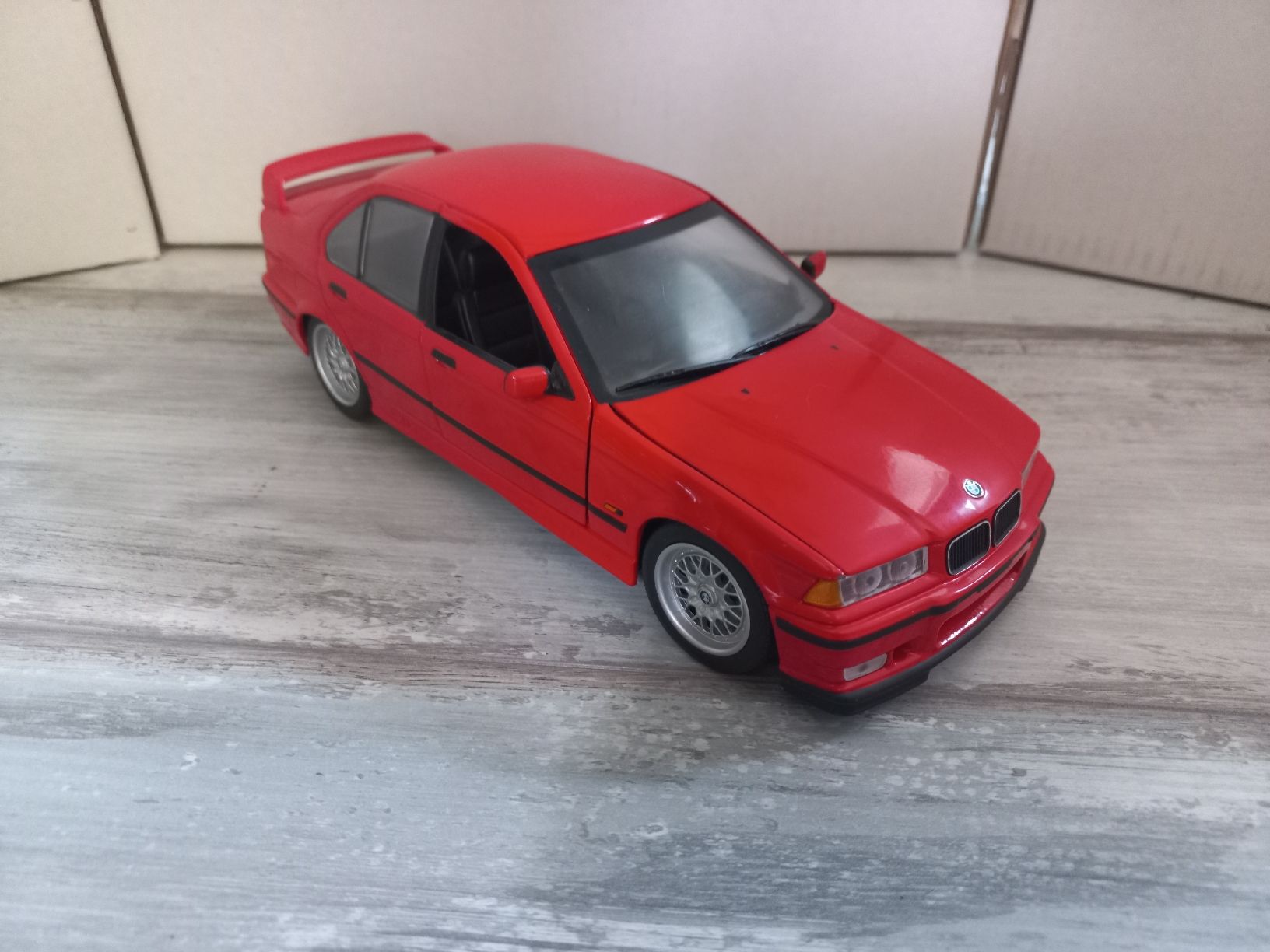 BMW Modellini d'auto: BMW série 3 1/18 UT – Usato da Attalens venduto da remy_s00