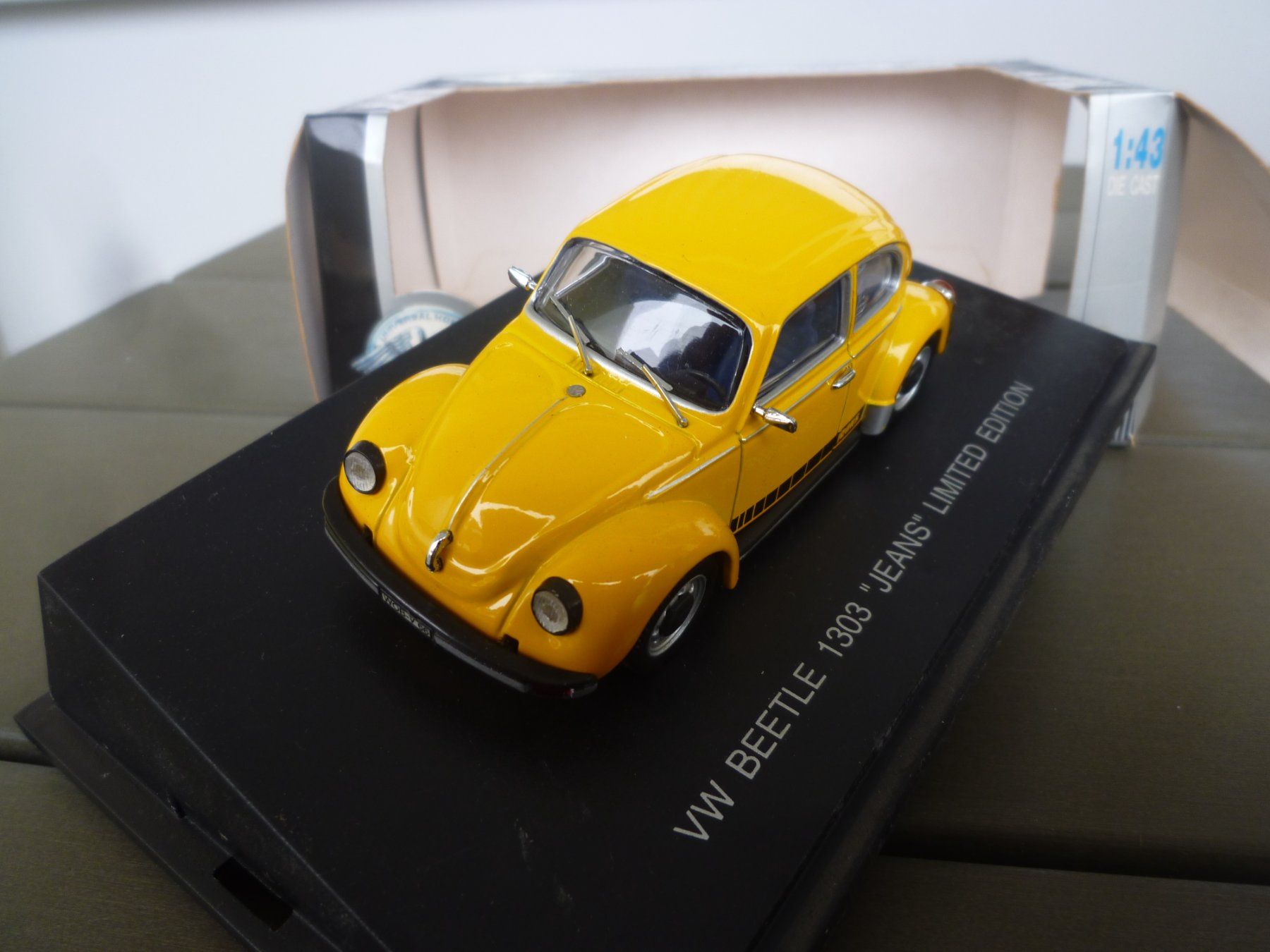Volkswagen Modellini d'auto: VW Beetle 1303 "Jeans" – Nuovo e nell'imballaggio originale da Flawil venduto da Imperiosud 2