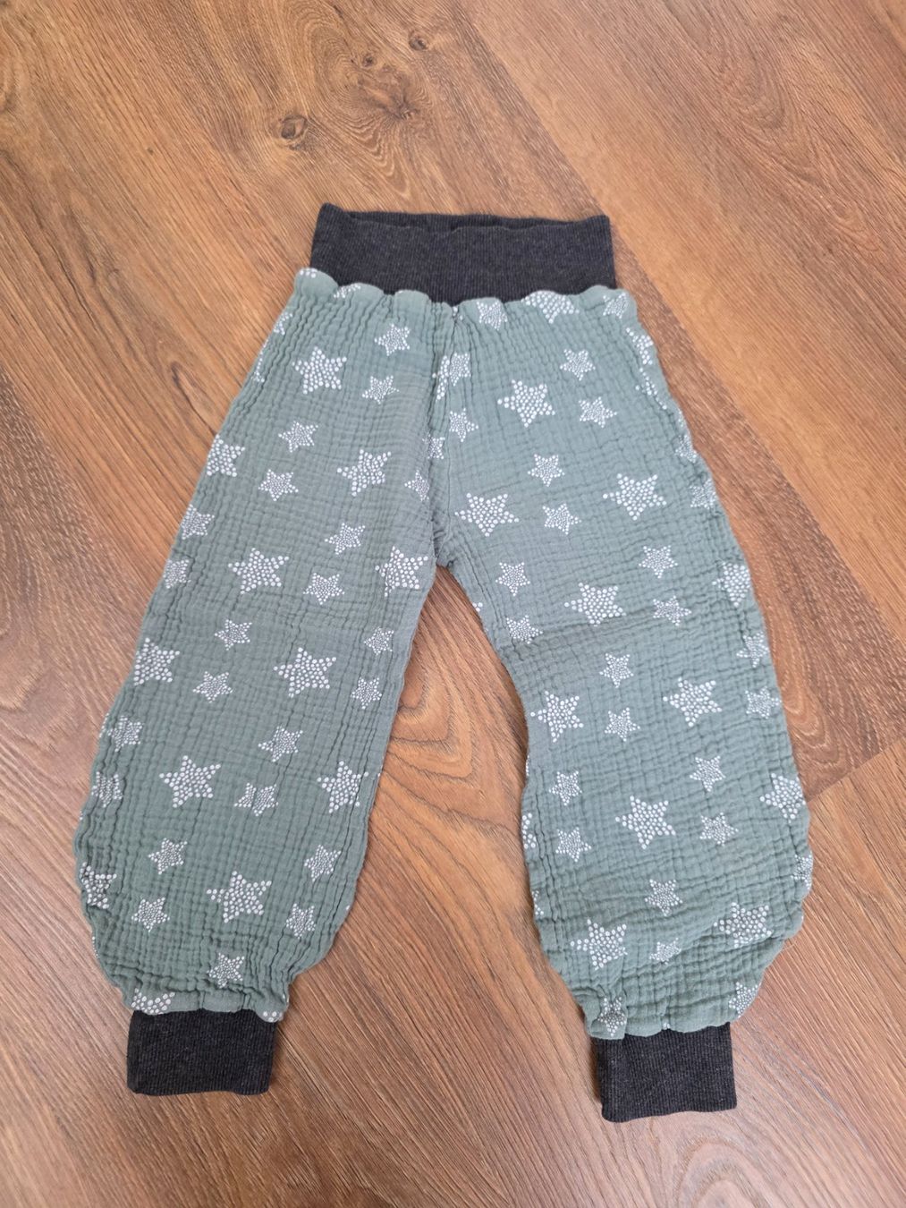 Pantaloni: Hose, Jogginghose, Stoffhose Gr. 98/104 – Usato da Nebikon venduto da Japostyle 1