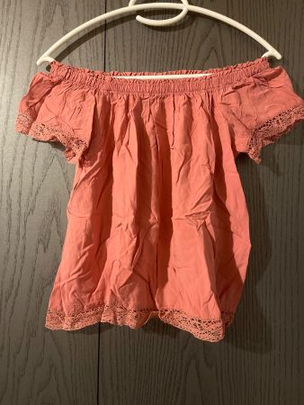 T-shirt rose épaules dénudées