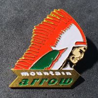 Y404 - Pin Indianer mit Feder Kopfschmuck / mountain arrow