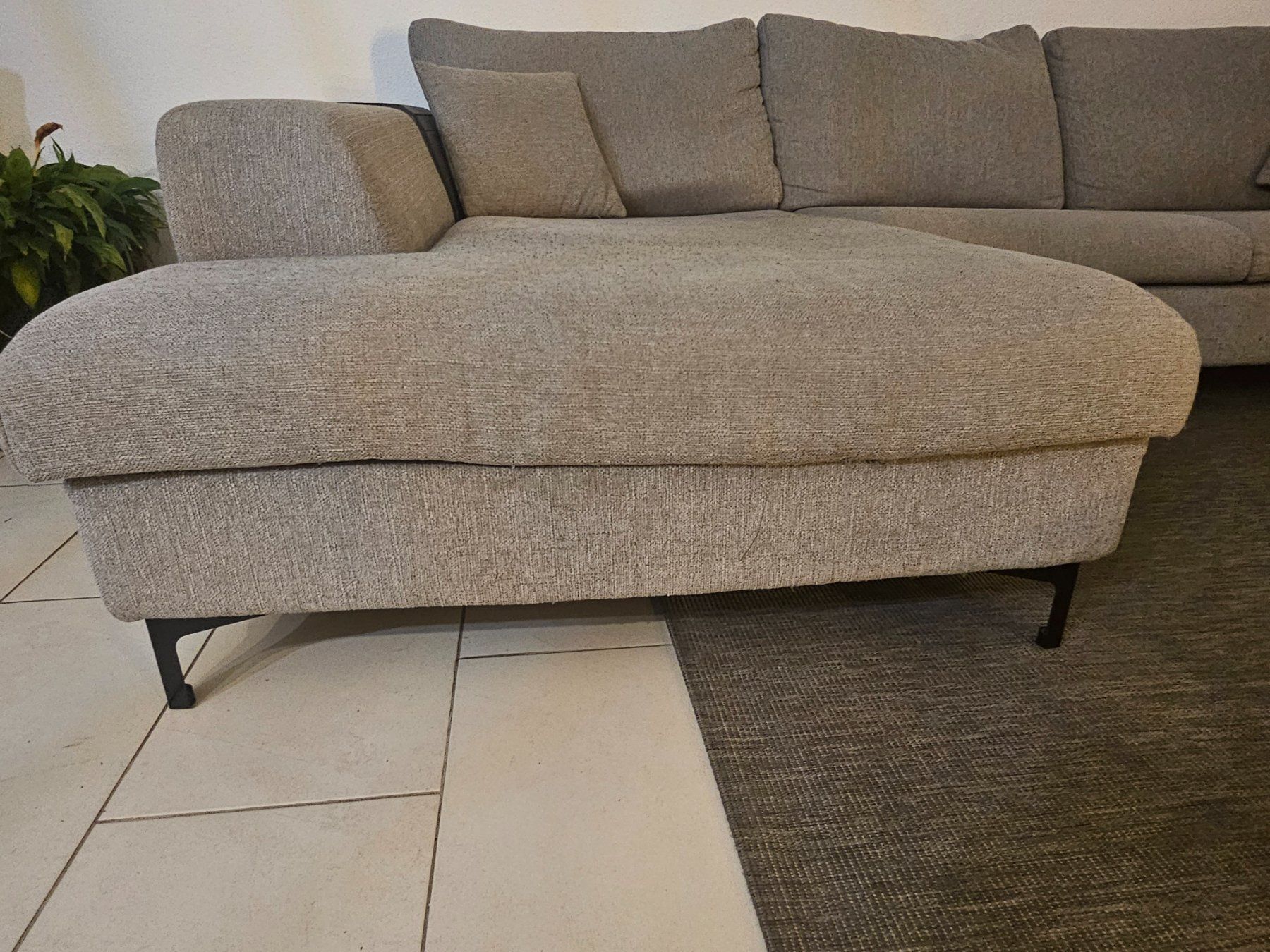 Livique Sofas: Graues Sofa abzugeben – D'occasion à Bremgarten b. Bern par cha_j9v2 2