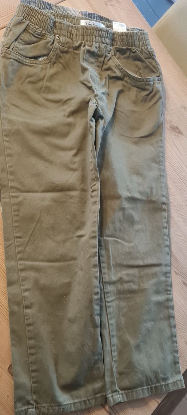 Pantaloni: Hosen 2 Stk. GR. 140 – Usato da Beinwil Freiamt venduto da tafa8 3