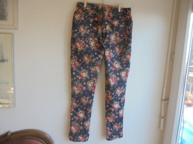 Jeans: Jeans mit rosa ROSEN  Gr. 40-42 – Nuovo (secondo la descrizione) da Hinwil venduto da Glasperlen