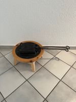 Antikes Schweizer Bretzeleisen aus Gusseisen mit Holzständer