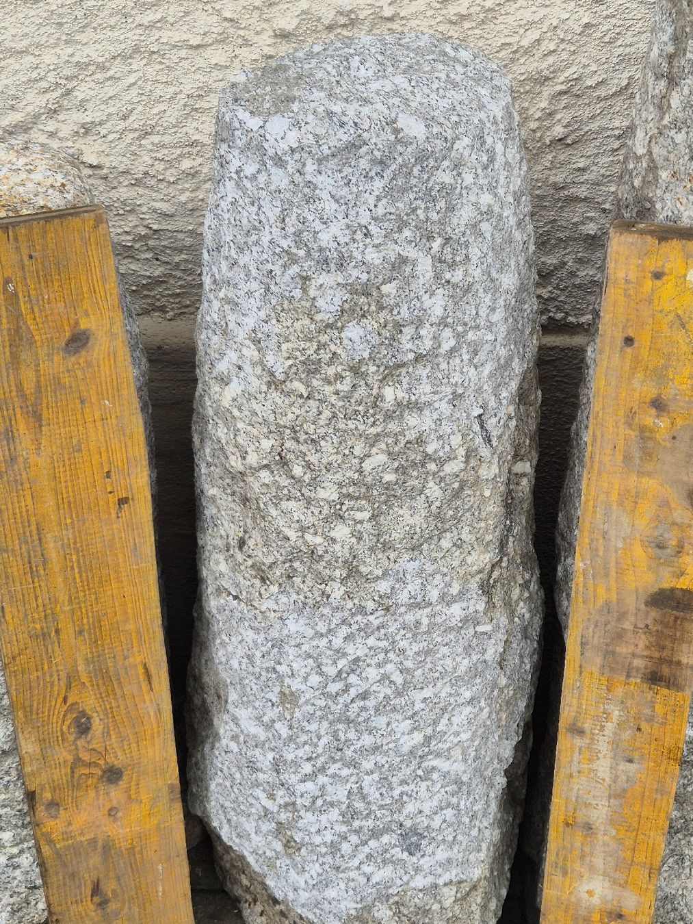 Pietre & tegole: Granitpoller von Gotthardstrasse Gartendeko – Usato da Ehrendingen venduto da Amigo5