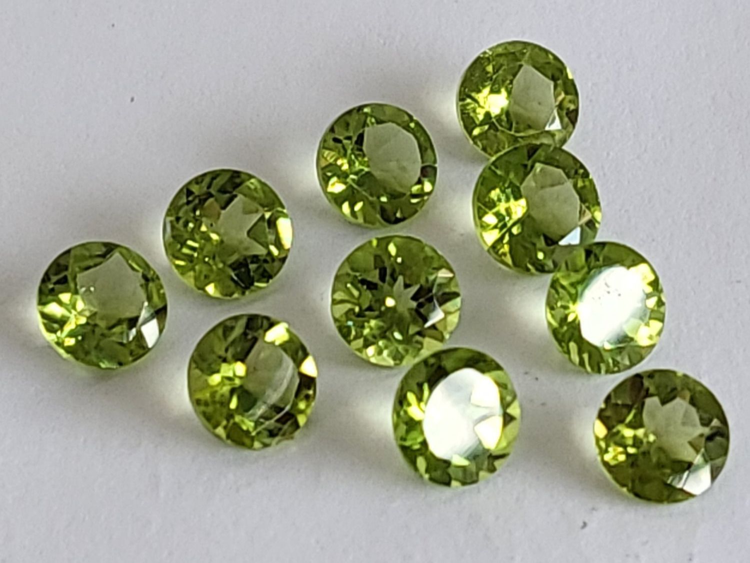 Edelsteine: Péridots AAA rond 6 mm / 0.80 ct pièce – Neu (gemäss Beschreibung) aus La Chaux-de-Fonds von j-aime-les-gemmes 2