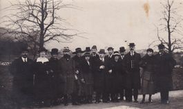 Carte postale photo d'un groupe de personne  1921