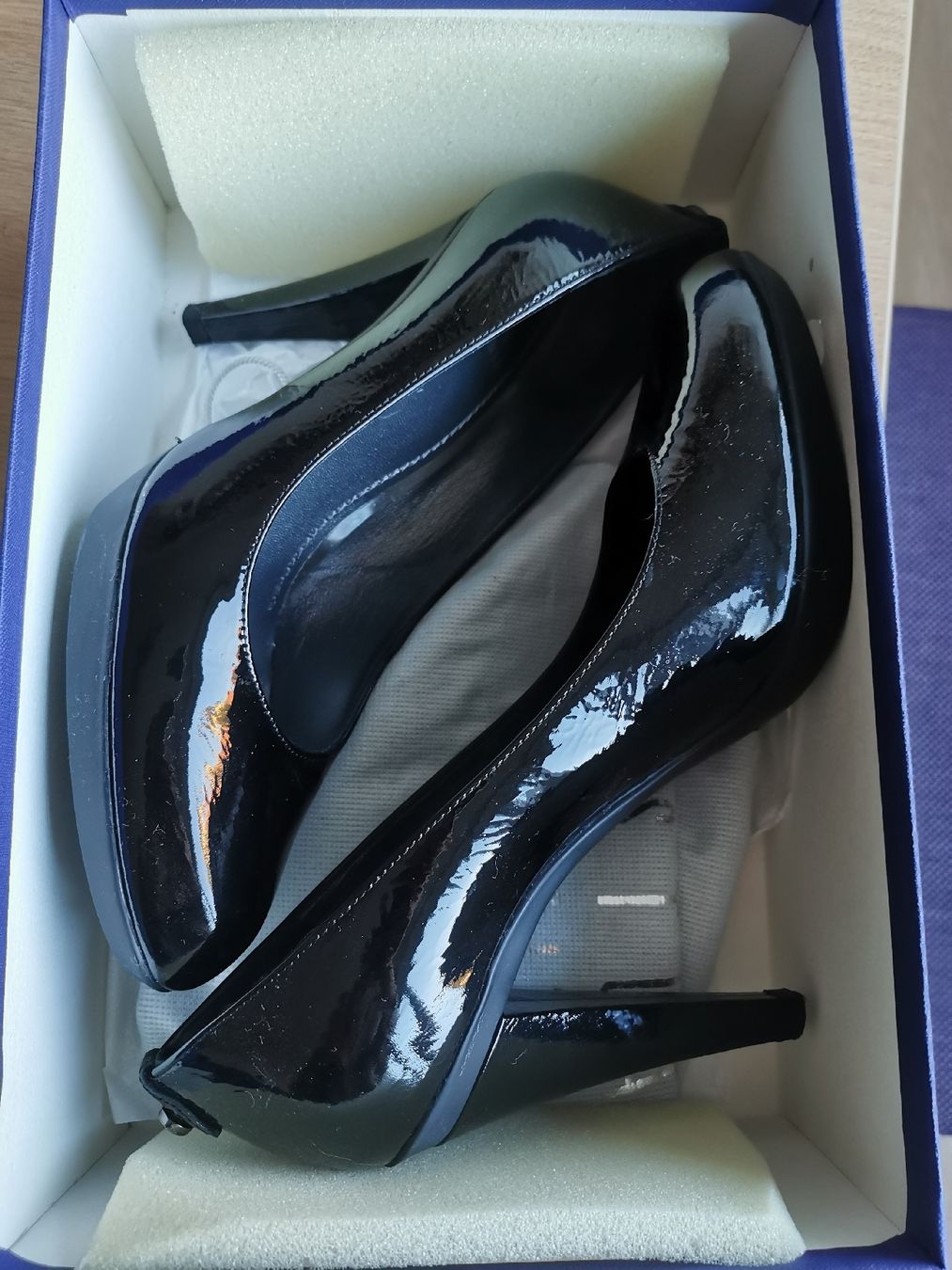 Stuart Weitzman Scarpe da donna: Schwarze Lack Pumps Stuart Weitzman Logosonny Gr. 38 – Usato da Zürich venduto da ann_9bjc 4