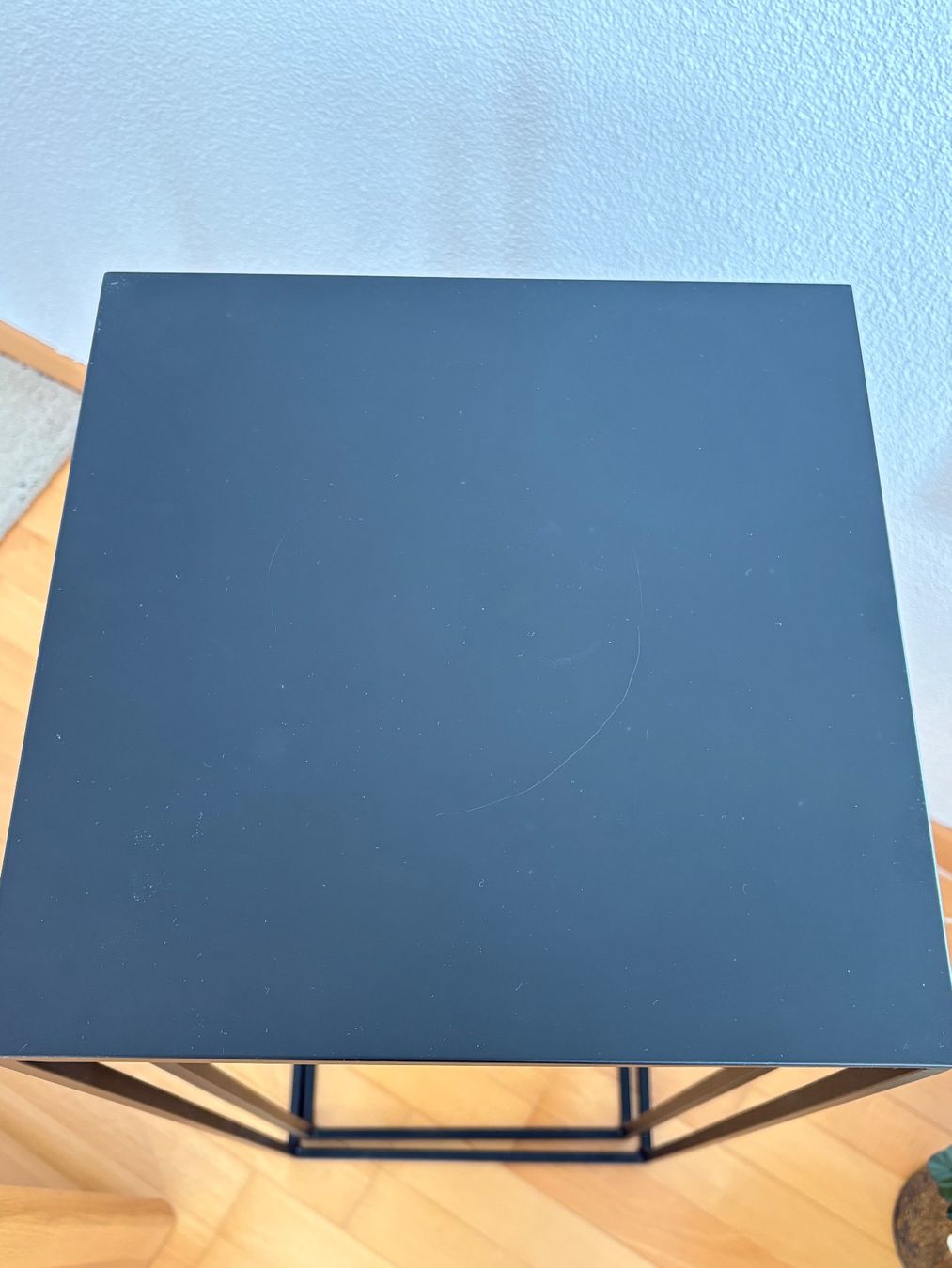 Set de table et chaises: 2 Schwarze Beistelltische – D'occasion à Männedorf par Vespi012 2