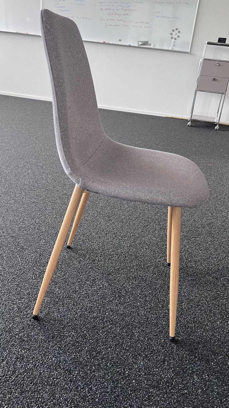 Set di tavolo e panche: Moderner Holztisch mit 4 Stühlen – Usato da Zug venduto da Knoedle12 3