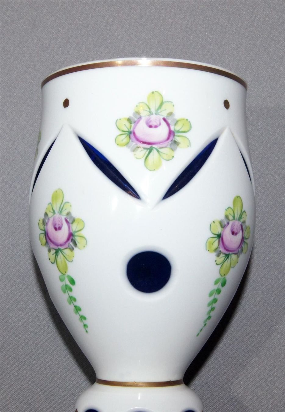 Verres: Prunk-Kelch oder Vase aus Überfangglas weiss/blau – D'occasion à Geroldswil par ARTEFACTO 3