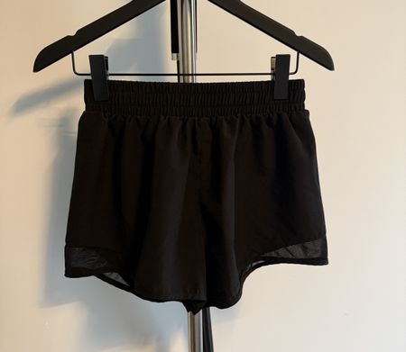 Shorts sport noir taille S avec détails mesh noir