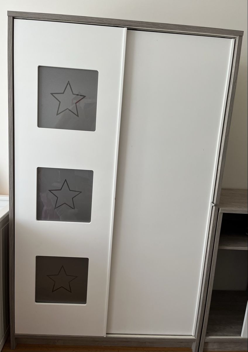 Armadi: Kinder-Kleiderschrank grau/weiss – Usato da Aadorf venduto da Briana00 1