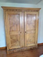 Holzschrank Massivholz Nussbaum