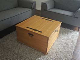 Truhe Couchtisch Holz mit Metallbeschlägen gut erhalten