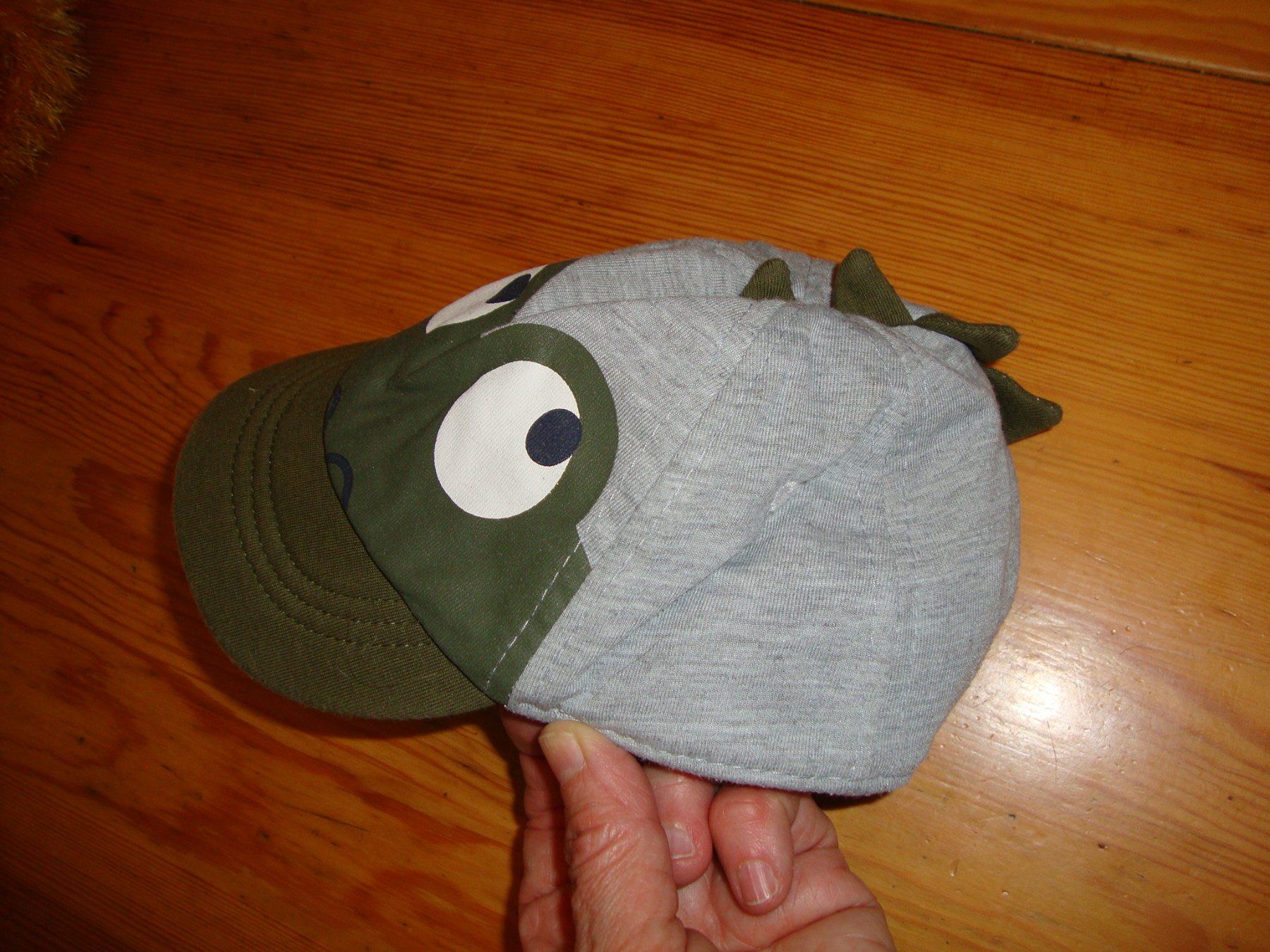 Altro abbigliamento per bambino: Dino Cape / Sonnenhut, 44/45 – Usato da Laufen venduto da ereli 2