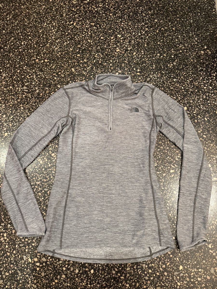 North Face Tops: North face long sleeve sweater size small – Gebraucht aus Zürich von gva_r9gs