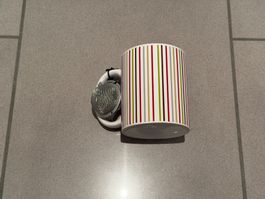 Tasse avec filtre et chaînette, rayée, blanc
