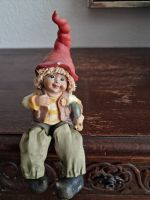 Herziger Porzellan-Bub mit Schnecke – witzige Dekofigur