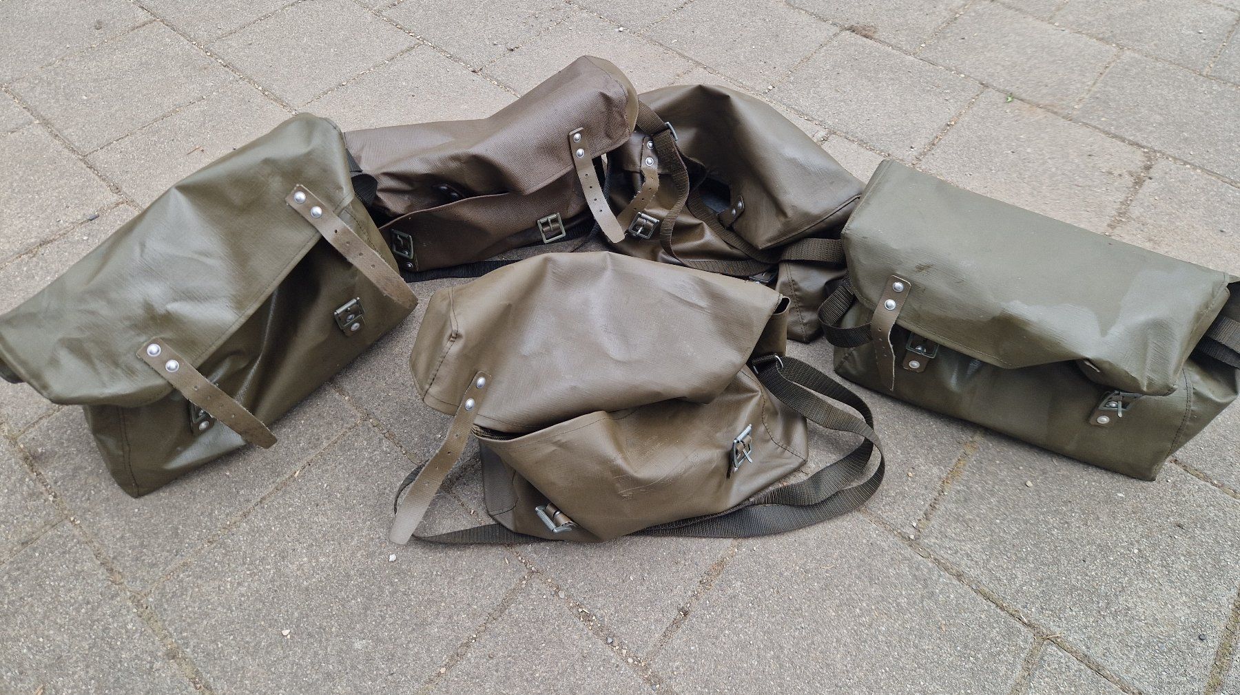 Schweizer Armee Taschen: 5x Armee-Tasche, Werkzeugtasche – Gebraucht aus Gampelen von Schmidi887