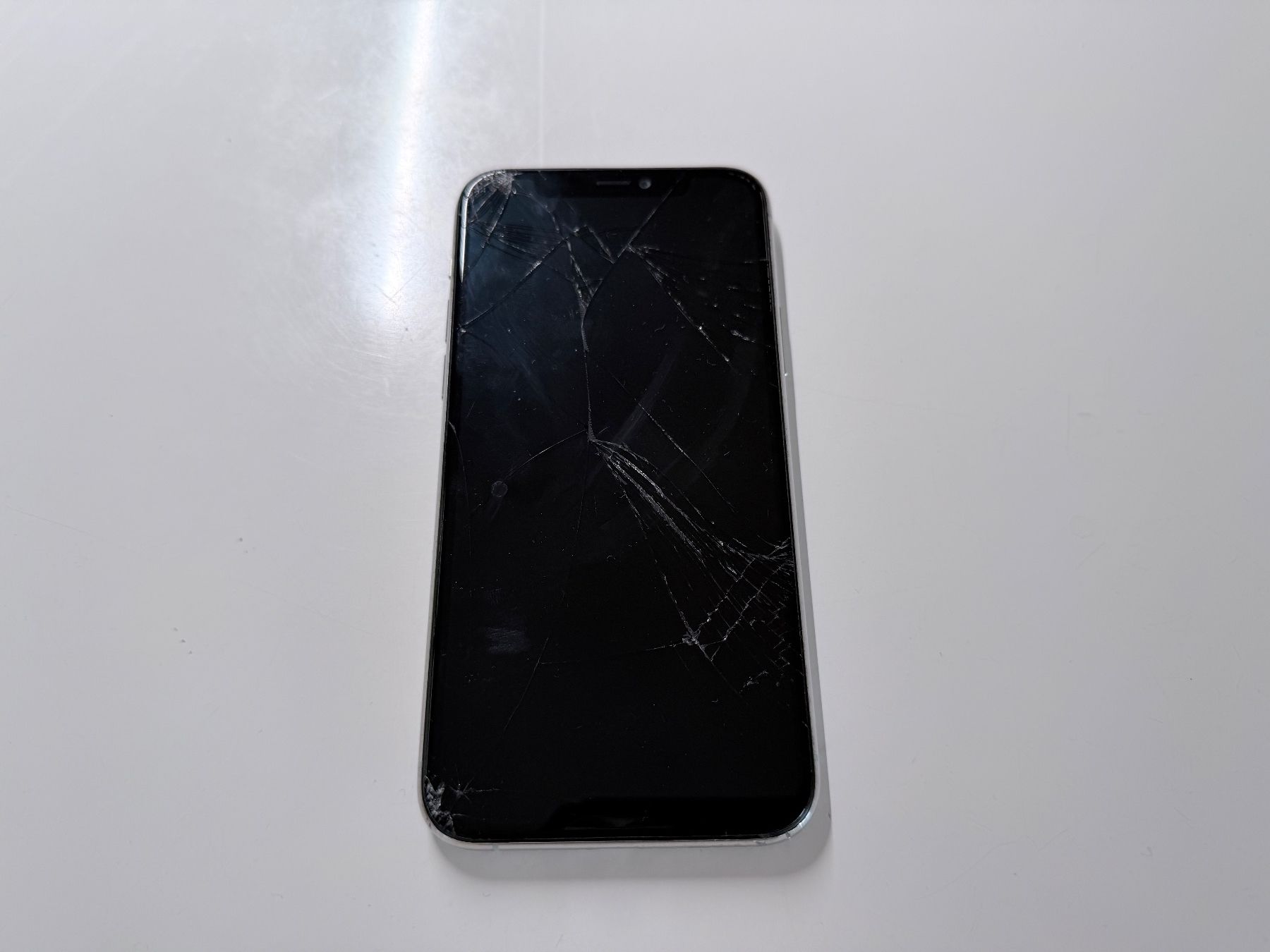 Apple Portables: Apple iPhone 11 Pro Silber gebraucht mit Displaybruch – D'occasion à Hottwil par Raeffel 2
