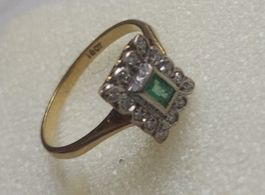 Antiker Ring im Gold 18 kt mit Smaragd und Diamanten