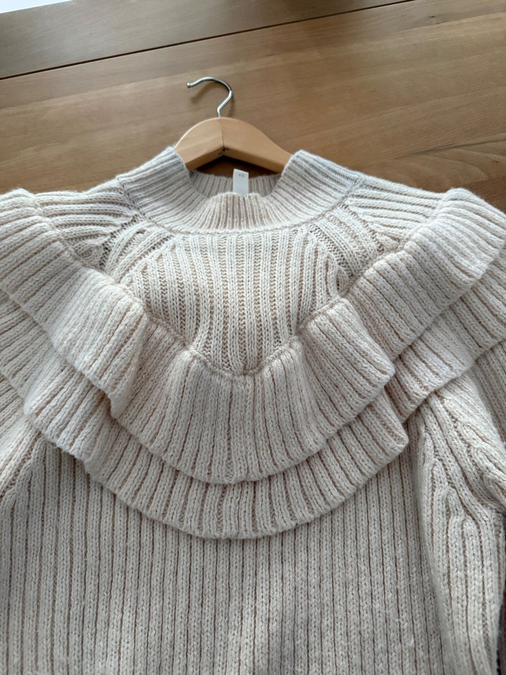 H&M Pullover & Sweatshirts: Pull d’hiver avec volants – Gebraucht aus Sion von Mazarine_ 1