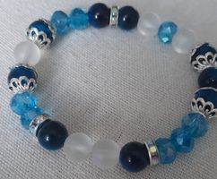 Hübsches Armband mit blauen Glasperlen für den Sommer!