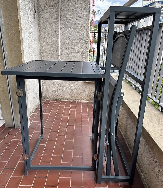 Set di tavolo e panche: Table de balcon avec chaise – Nuovo e nell'imballaggio originale da Vevey venduto da cat_tw2s 1