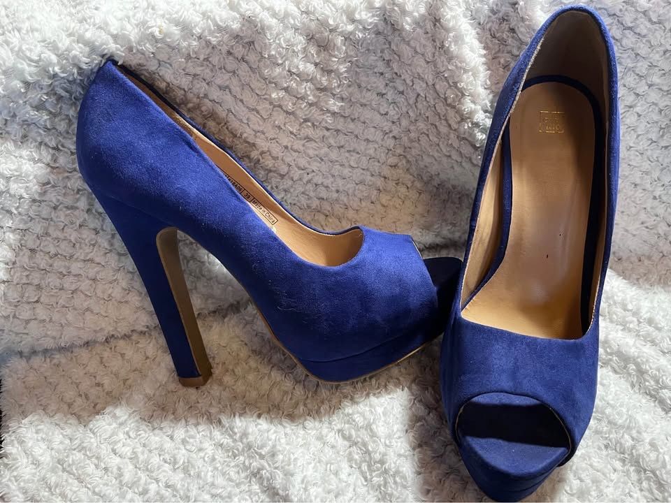 Scarpe da donna: Wunderschöne High Heels in Königsblau – Usato da Flüelen venduto da Raubkatze-Achilles