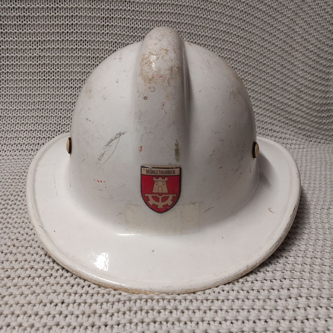 Pompieri: Alter Feuerwehrmann Helm Mühlethurnen – Usato da Gwatt (Thun) venduto da umwelt-brocki 1