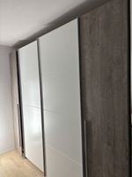 Schrank Kleiderschrank mit Schiebetüren NP: 1’200.-
