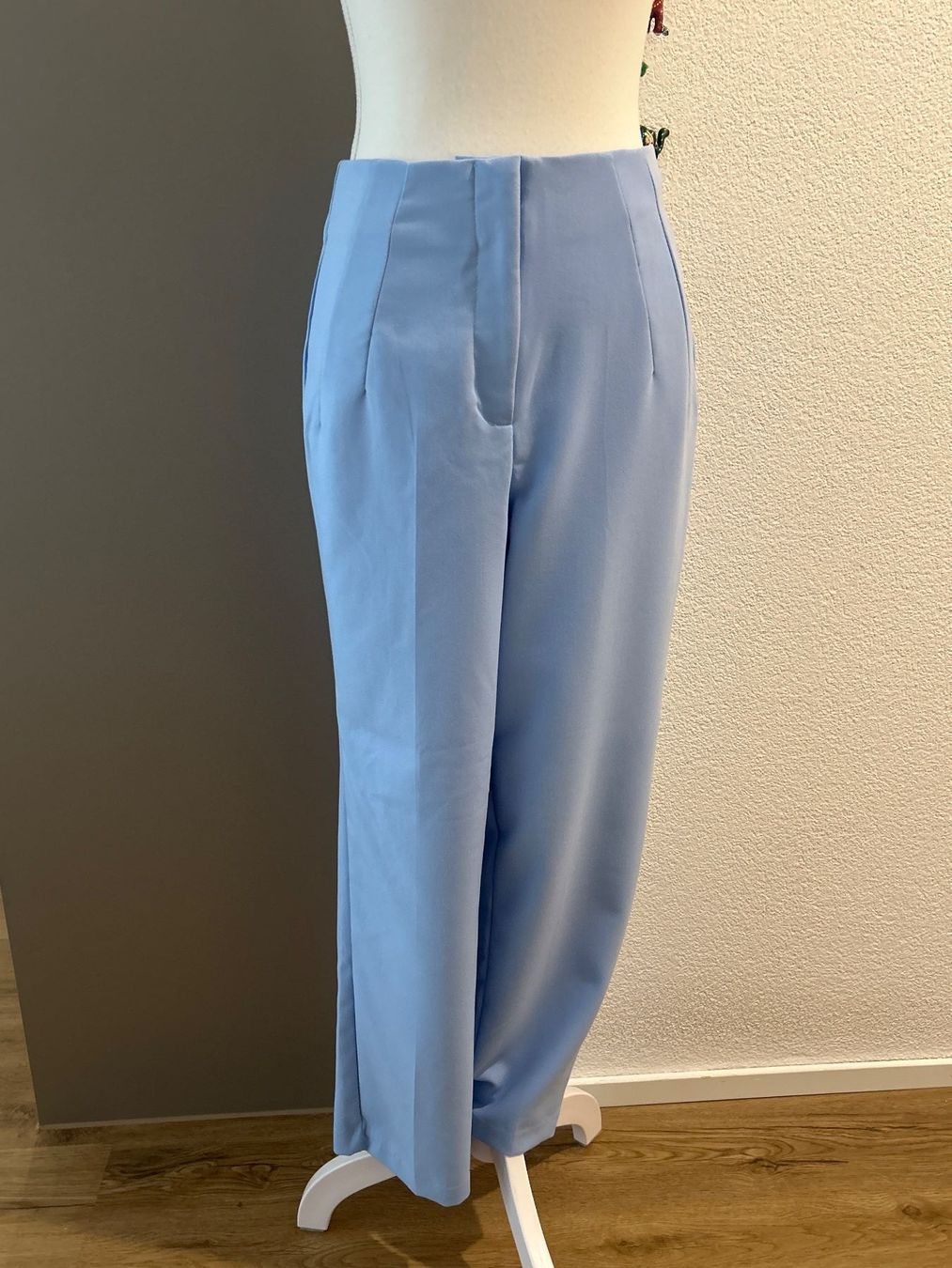 Pantalons: Stoffhose hellblau von Amisu Gr. 38 – D'occasion à Brunnen par Nala2929