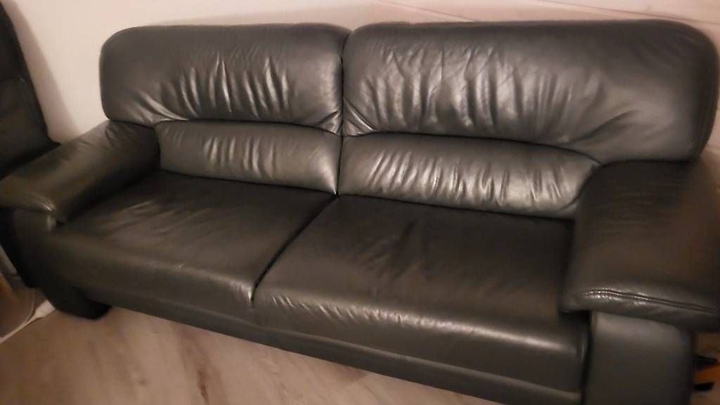 Sofas: Canapé en cuir – Gebraucht aus Vouvry von Cris.cordeiro