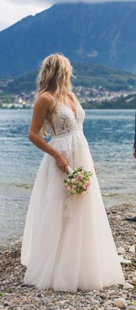 Traumhaftes Hochzeitskleid Spitze weiss, leicht rosa 