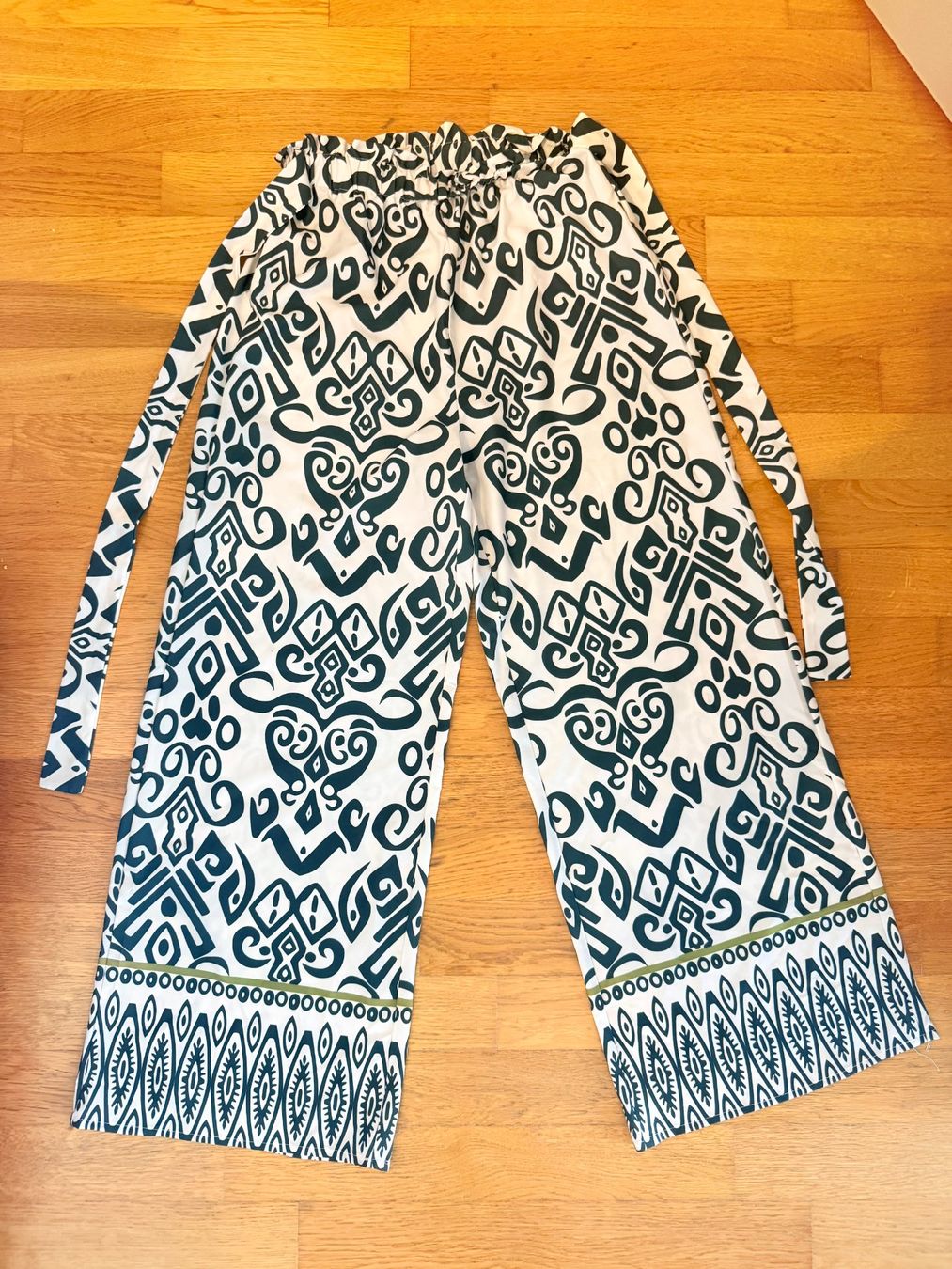 Hosen: Pantalon ample à motifs – Gebraucht aus St-Sulpice VD von rit_h8vk