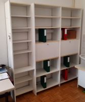 Büchergestell weiss mit Sekretären - evtl. IKEA