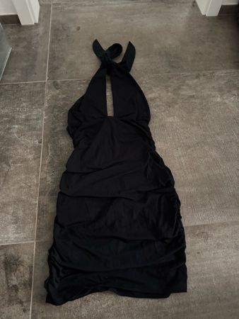 Schwarzes Kleid
