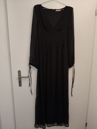 Abendkleid mit transparenten Ärmeln