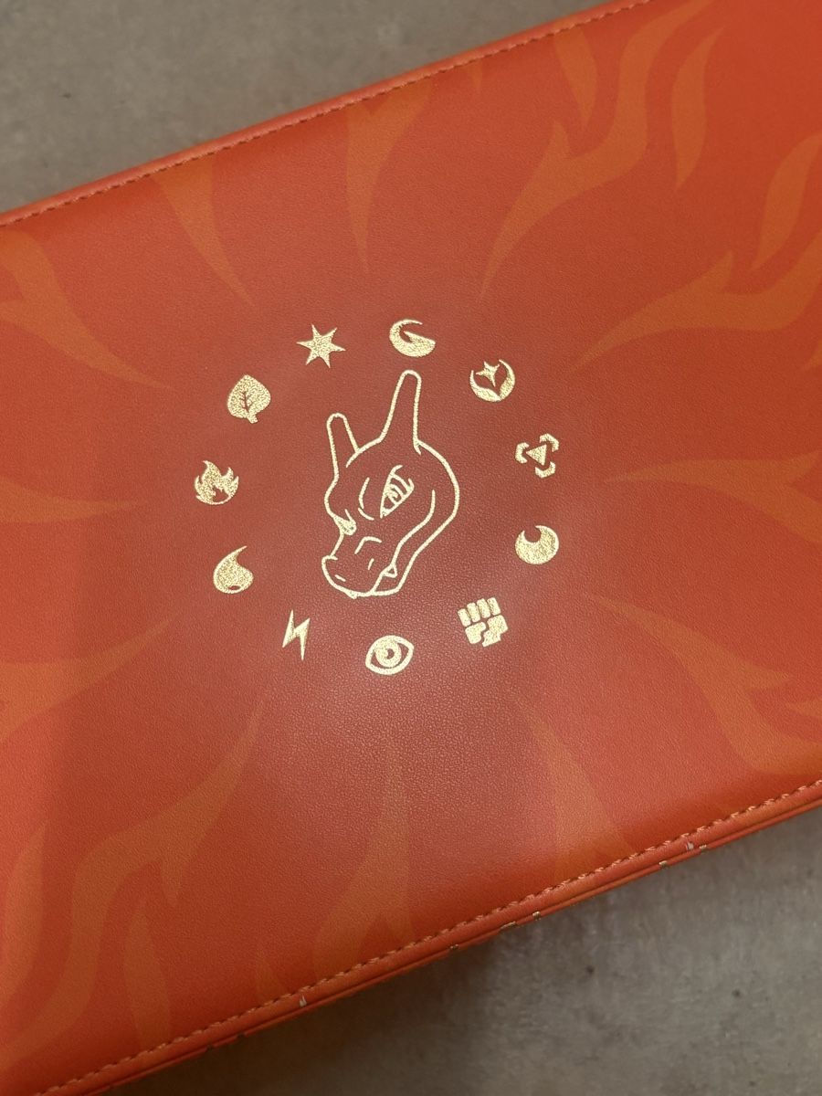 Pokémon Cartes à collectionner: Rare Charizard Collector Case – D'occasion à Chêne-Bougeries par Auction-Genevensis