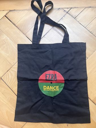 Tasche Stoff schwarz mit Aufdruck EZRA COLLECTIVE