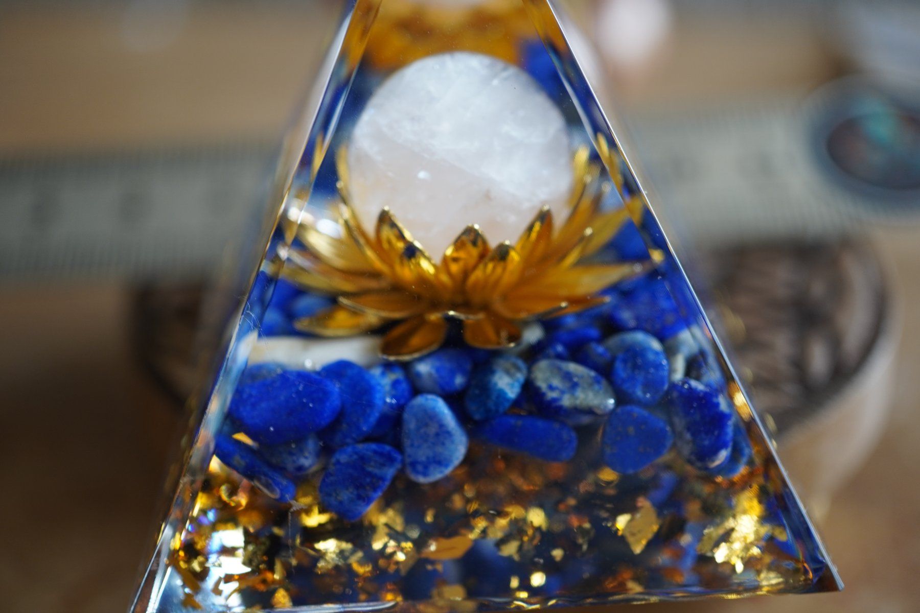 Mineralien & Heilsteine: Lapis Lazuli Kugel Quarz Orgonit -Pyramide – Neu und originalverpackt aus Eschenbach SG von topstone 1