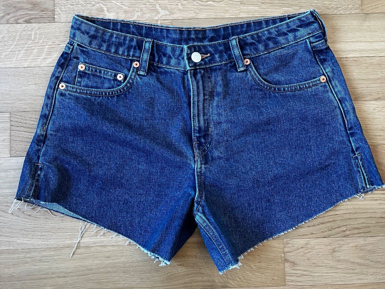Weekday Jeans: Short en Jeans large – Nuovo (secondo la descrizione) da La Tour-de-Trême venduto da lol_85kj