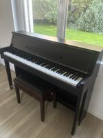 Piano mit Stuhl