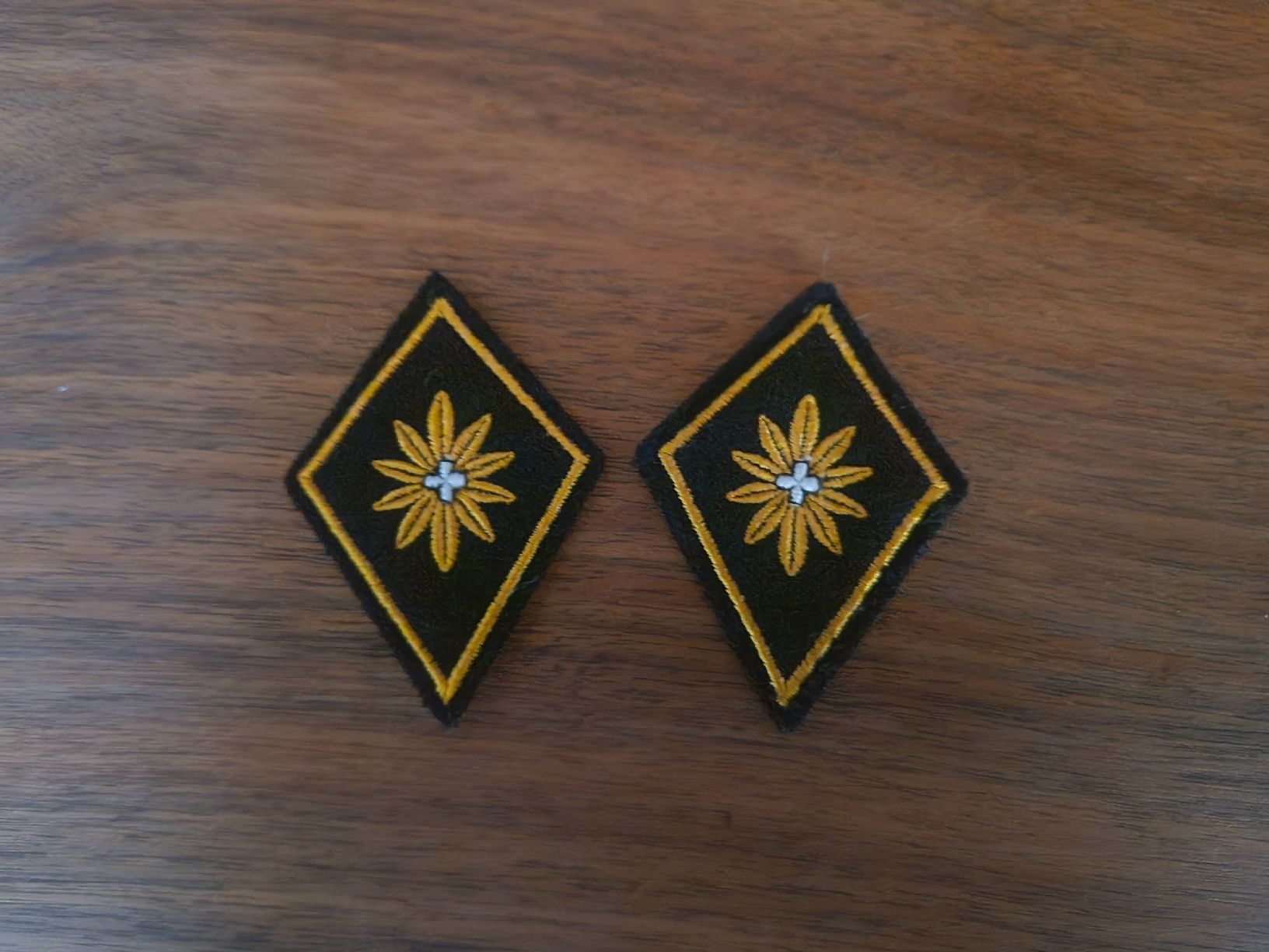Schweizer Armee Plaketten & Abzeichen: Armée Suisse - Insignes de col EMG – Gebraucht aus Orvin von vincek1988