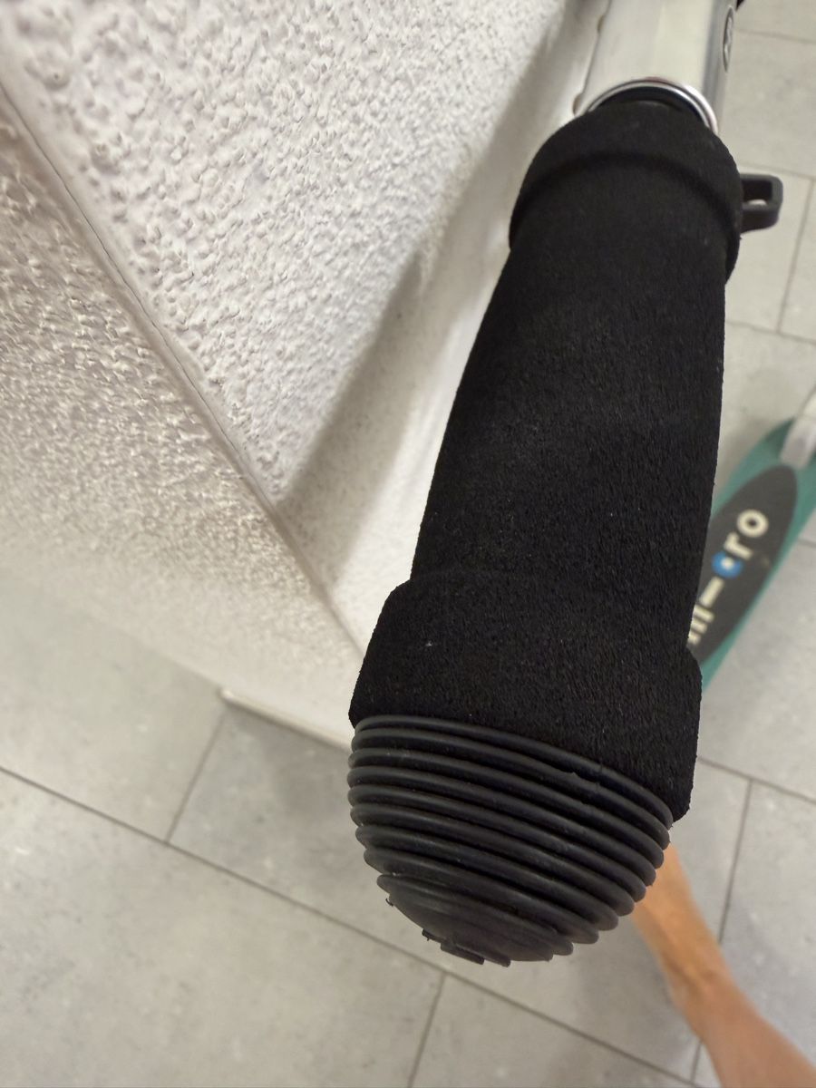 Micro Kickboard: Micro Scooter Black Grips. Excellent Condition – Gebraucht aus Richterswil von nadibar 3